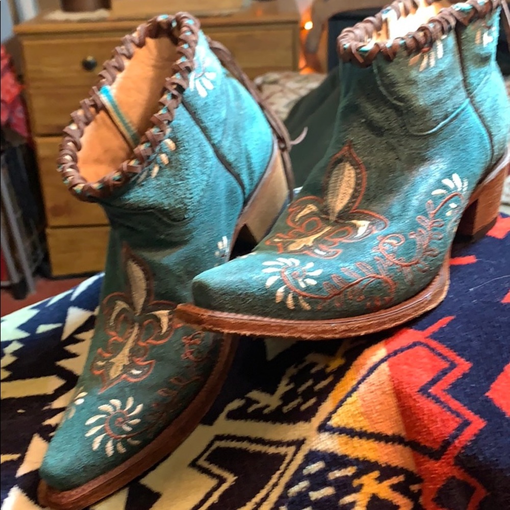 Circle G booties size 7